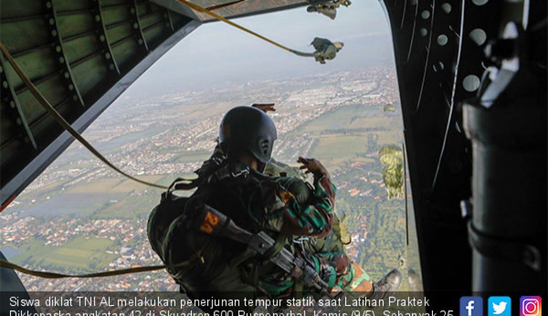 Siswa diklat TNI AL melakukan penerjunan tempur statik saat Latihan Praktek Dikkopaska angkatan 42 di Skuadron 600 Puspenerbal, Kamis (9/5). Sebanyak 25 siswa TNI AL berhasil memasuki tahap terakhir pelatihan Dikkopaska. - JPNN.com