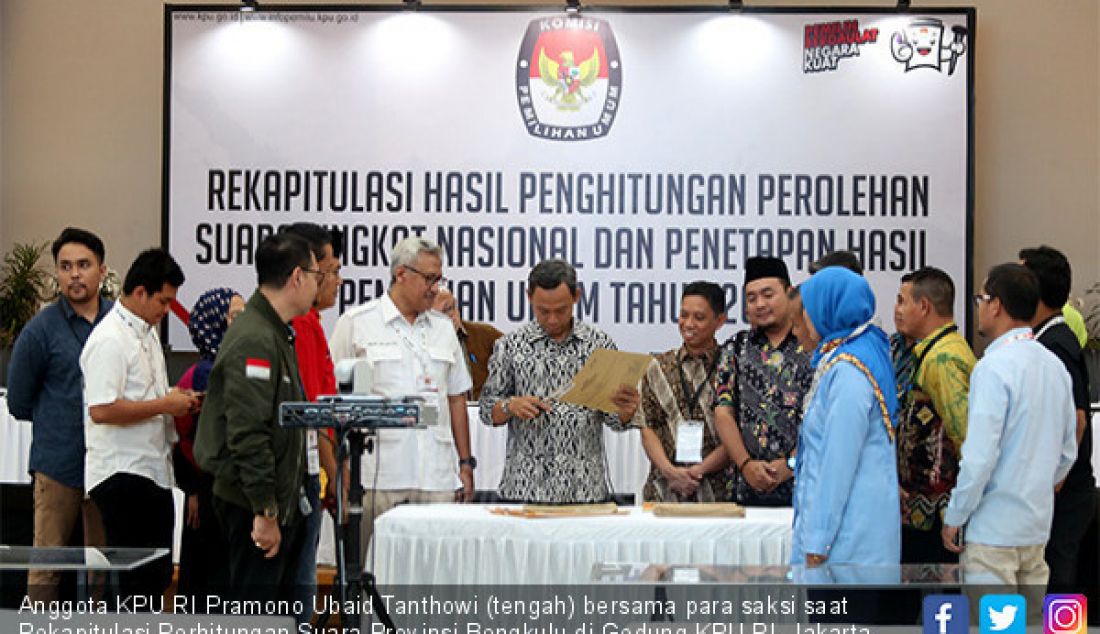 Anggota KPU RI Pramono Ubaid Tanthowi (tengah) bersama para saksi saat Rekapitulasi Perhitungan Suara Provinsi Bengkulu di Gedung KPU RI, Jakarta, Minggu (12/5). - JPNN.com