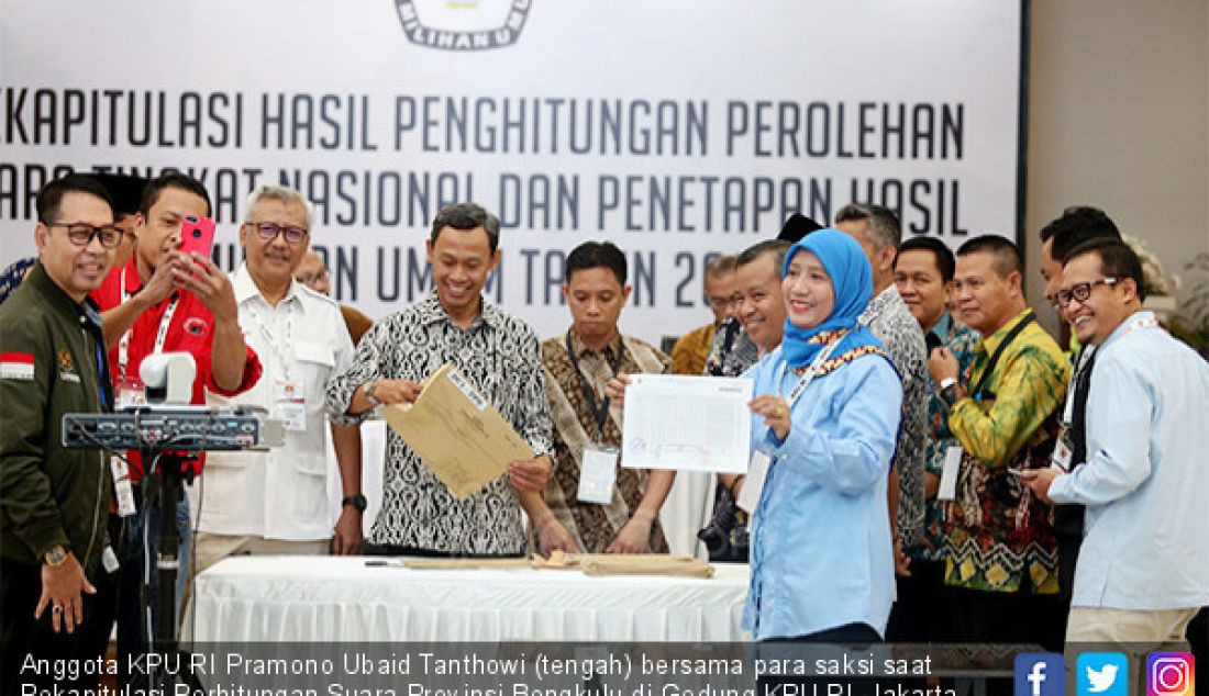 Anggota KPU RI Pramono Ubaid Tanthowi (tengah) bersama para saksi saat Rekapitulasi Perhitungan Suara Provinsi Bengkulu di Gedung KPU RI, Jakarta, Minggu (12/5). - JPNN.com