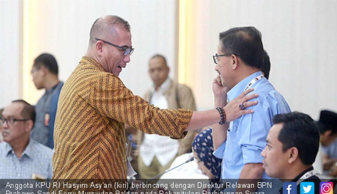 Anggota KPU RI Hasyim Asy'ari (kiri) berbincang dengan Direktur Relawan BPN Prabowo-Sandi Ferry Mursyidan Baldan pada Rekapitulasi Perhitungan Suara Provinsi Bengkulu di Gedung KPU RI, Jakarta, Minggu (12/5). - JPNN.com