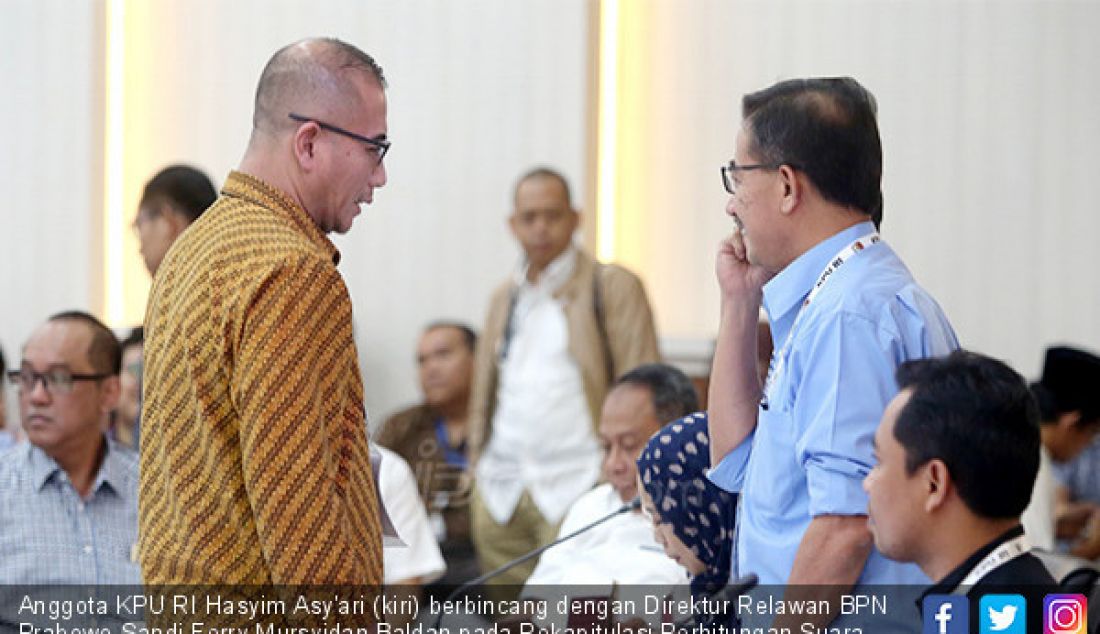 Anggota KPU RI Hasyim Asy'ari (kiri) berbincang dengan Direktur Relawan BPN Prabowo-Sandi Ferry Mursyidan Baldan pada Rekapitulasi Perhitungan Suara Provinsi Bengkulu di Gedung KPU RI, Jakarta, Minggu (12/5). - JPNN.com