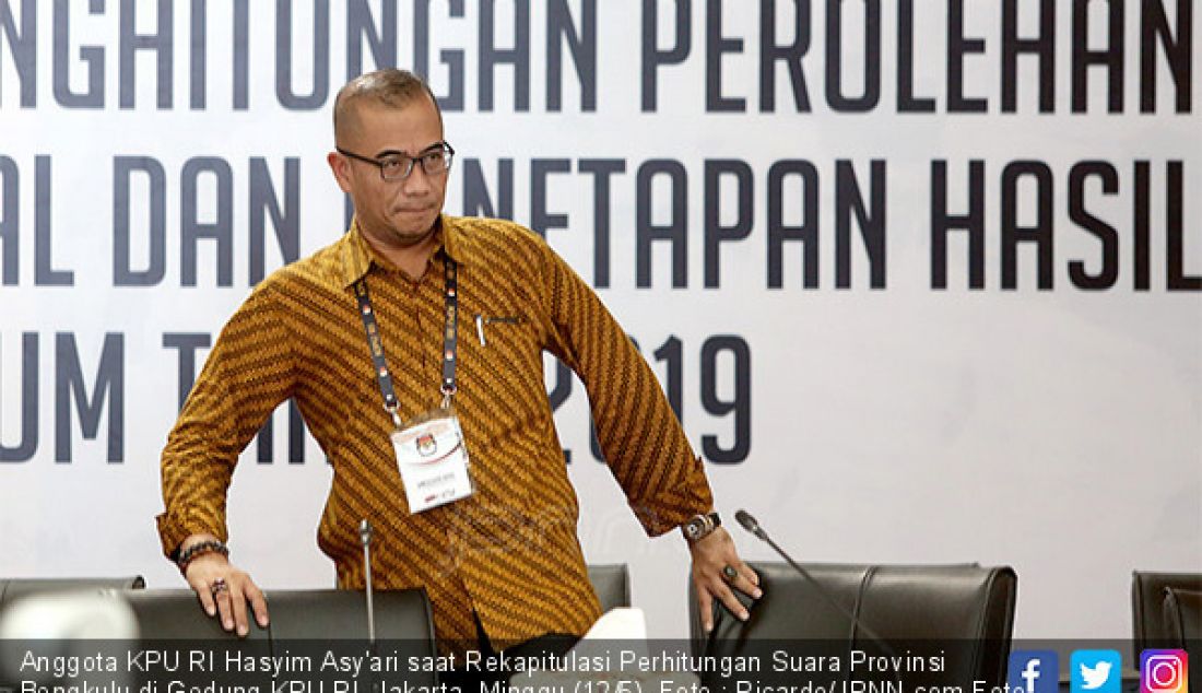 Anggota KPU RI Hasyim Asy'ari saat Rekapitulasi Perhitungan Suara Provinsi Bengkulu di Gedung KPU RI, Jakarta, Minggu (12/5). Foto : Ricardo/JPNN.com - JPNN.com