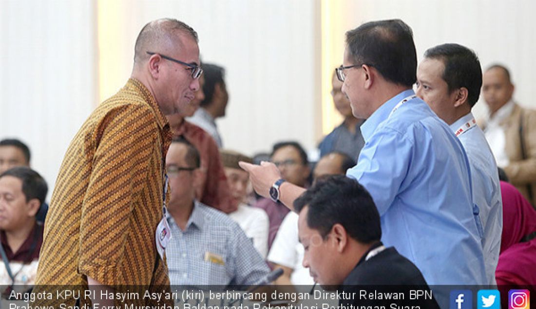 Anggota KPU RI Hasyim Asy'ari (kiri) berbincang dengan Direktur Relawan BPN Prabowo-Sandi Ferry Mursyidan Baldan pada Rekapitulasi Perhitungan Suara Provinsi Bengkulu di Gedung KPU RI, Jakarta, Minggu (12/5). - JPNN.com