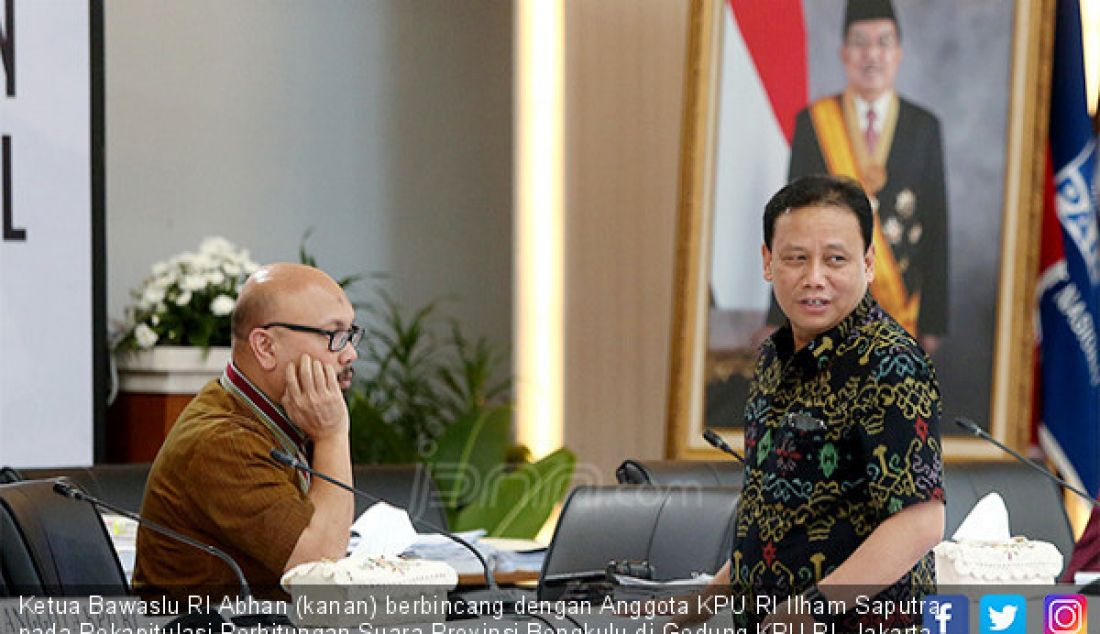 Ketua Bawaslu RI Abhan (kanan) berbincang dengan Anggota KPU RI Ilham Saputra pada Rekapitulasi Perhitungan Suara Provinsi Bengkulu di Gedung KPU RI, Jakarta, Minggu (12/5). - JPNN.com