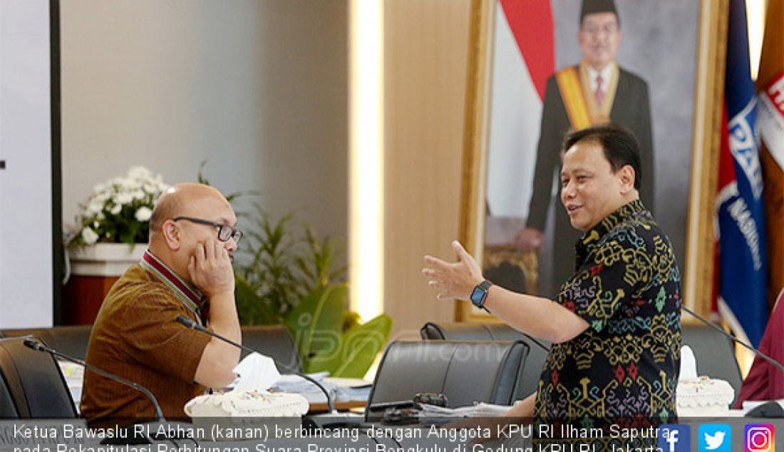 Ketua Bawaslu RI Abhan (kanan) berbincang dengan Anggota KPU RI Ilham Saputra pada Rekapitulasi Perhitungan Suara Provinsi Bengkulu di Gedung KPU RI, Jakarta, Minggu (12/5). - JPNN.com