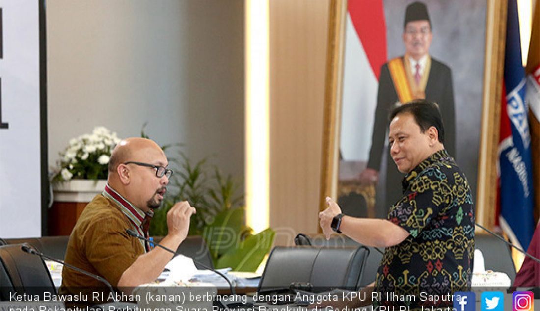 Ketua Bawaslu RI Abhan (kanan) berbincang dengan Anggota KPU RI Ilham Saputra pada Rekapitulasi Perhitungan Suara Provinsi Bengkulu di Gedung KPU RI, Jakarta, Minggu (12/5). - JPNN.com