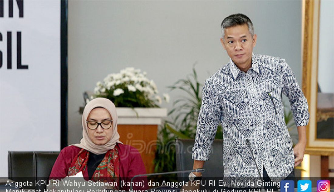 Anggota KPU RI Wahyu Setiawan (kanan) dan Anggota KPU RI Evi Novida Ginting Manik saat Rekapitulasi Perhitungan Suara Provinsi Bengkulu di Gedung KPU RI, Jakarta, Minggu (12/5). - JPNN.com