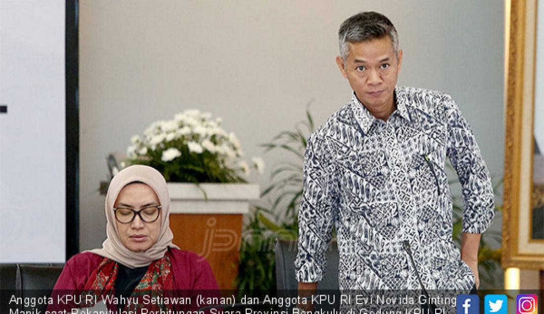 Anggota KPU RI Wahyu Setiawan (kanan) dan Anggota KPU RI Evi Novida Ginting Manik saat Rekapitulasi Perhitungan Suara Provinsi Bengkulu di Gedung KPU RI, Jakarta, Minggu (12/5). - JPNN.com