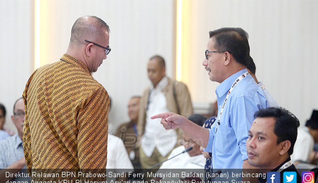 Direktur Relawan BPN Prabowo-Sandi Ferry Mursyidan Baldan (kanan) berbincang dengan Anggota KPU RI Hasyim Asy'ari pada Rekapitulasi Perhitungan Suara Provinsi Bengkulu di Gedung KPU RI, Jakarta, Minggu (12/5). - JPNN.com