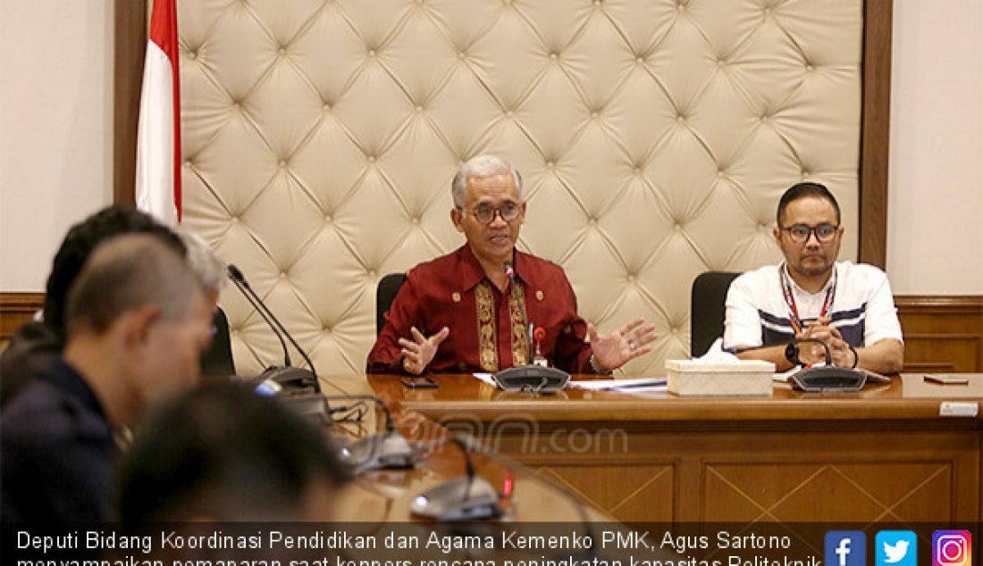 Deputi Bidang Koordinasi Pendidikan dan Agama Kemenko PMK, Agus Sartono menyampaikan pemaparan saat konpers rencana peningkatan kapasitas Politeknik pada periode 2020-2024, Jakarta, Senin (13/5). - JPNN.com