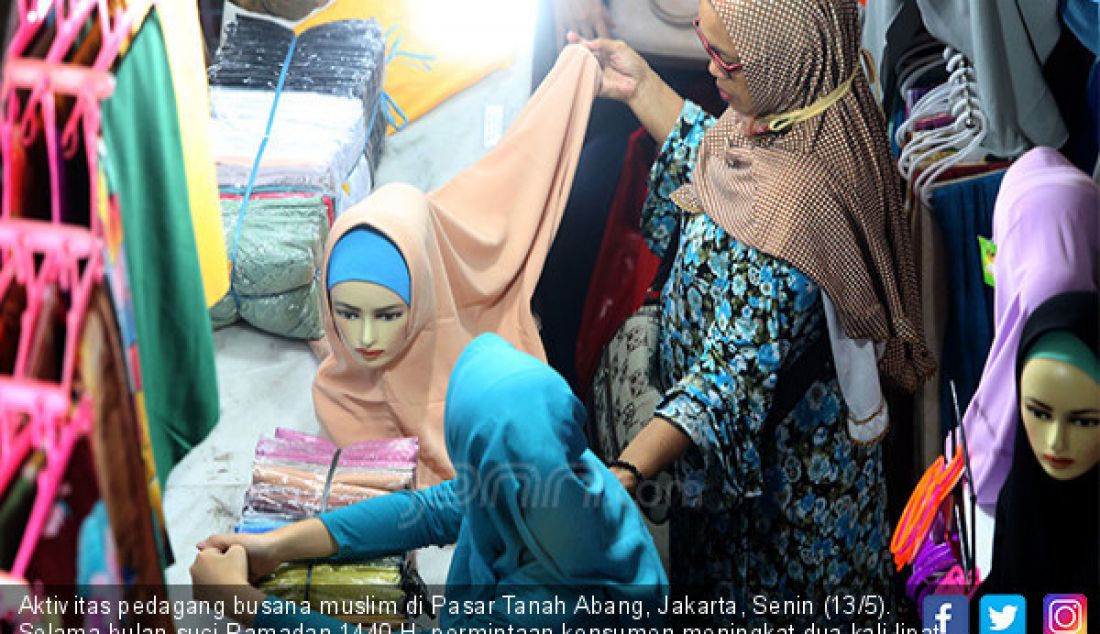 Aktivitas pedagang busana muslim di Pasar Tanah Abang, Jakarta, Senin (13/5). Selama bulan suci Ramadan 1440 H, permintaan konsumen meningkat dua kali lipat dari bulan biasanya. - JPNN.com