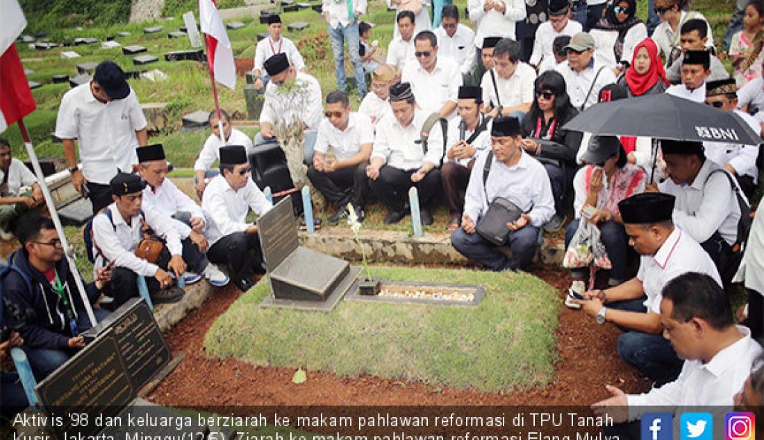 Aktivis '98 dan keluarga berziarah ke makam pahlawan reformasi di TPU Tanah Kusir, Jakarta, Minggu(12/5). Ziarah ke makam pahlawan reformasi Elang Mulya Lesmana dan Hery Hartanto ini memperingati 21 tahun Tragedi Trisakti. - JPNN.com