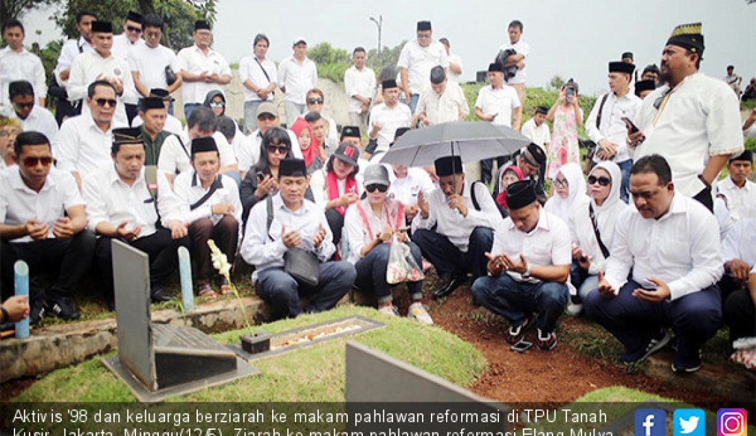 Aktivis '98 dan keluarga berziarah ke makam pahlawan reformasi di TPU Tanah Kusir, Jakarta, Minggu(12/5). Ziarah ke makam pahlawan reformasi Elang Mulya Lesmana dan Hery Hartanto ini memperingati 21 tahun Tragedi Trisakti. - JPNN.com