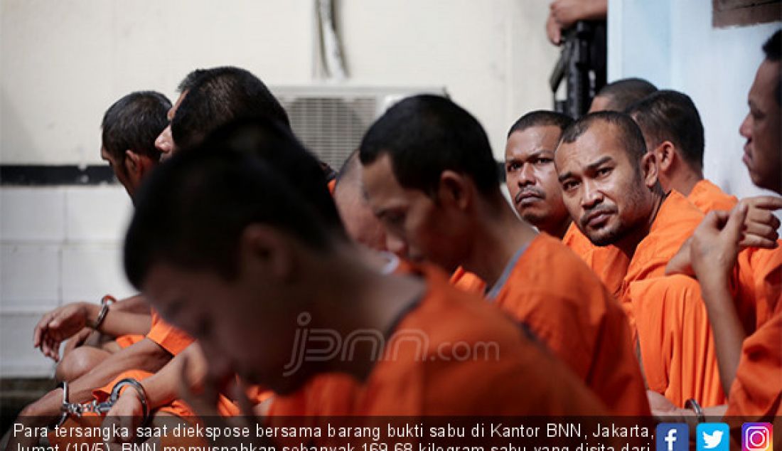 Para tersangka saat diekspose bersama barang bukti sabu di Kantor BNN, Jakarta, Jumat (10/5). BNN memusnahkan sebanyak 169,68 kilogram sabu yang disita dari enam kasus yang berbeda. - JPNN.com