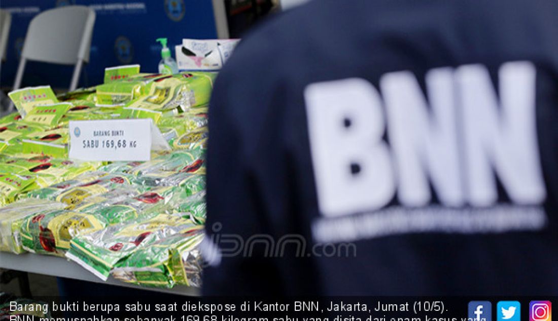 Barang bukti berupa sabu saat diekspose di Kantor BNN, Jakarta, Jumat (10/5). BNN memusnahkan sebanyak 169,68 kilogram sabu yang disita dari enam kasus yang berbeda. - JPNN.com