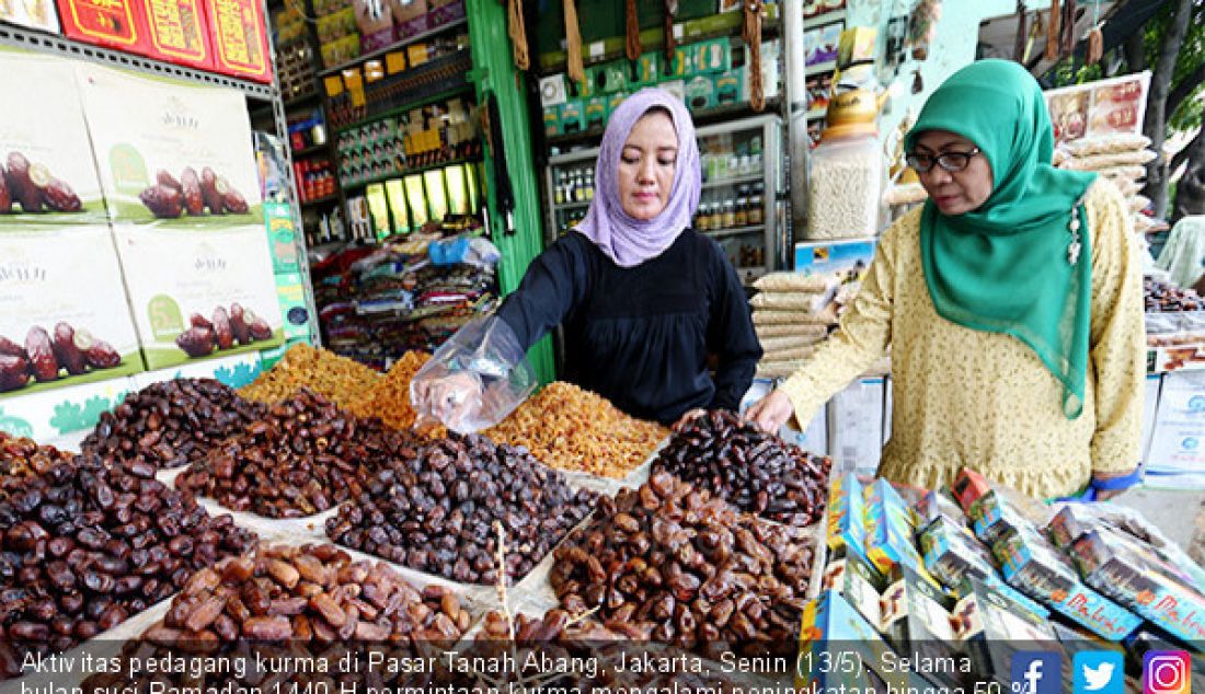 Aktivitas pedagang kurma di Pasar Tanah Abang, Jakarta, Senin (13/5). Selama bulan suci Ramadan 1440 H permintaan kurma mengalami peningkatan hingga 50 % dibandingkan bulan biasa. - JPNN.com