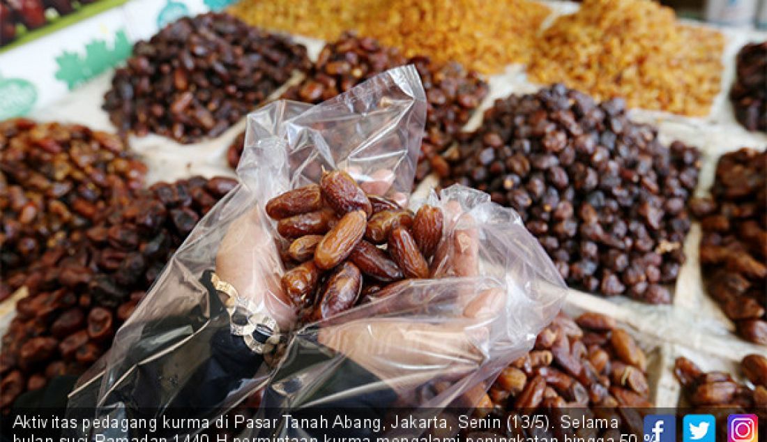 Aktivitas pedagang kurma di Pasar Tanah Abang, Jakarta, Senin (13/5). Selama bulan suci Ramadan 1440 H permintaan kurma mengalami peningkatan hingga 50 % dibandingkan bulan biasa. - JPNN.com