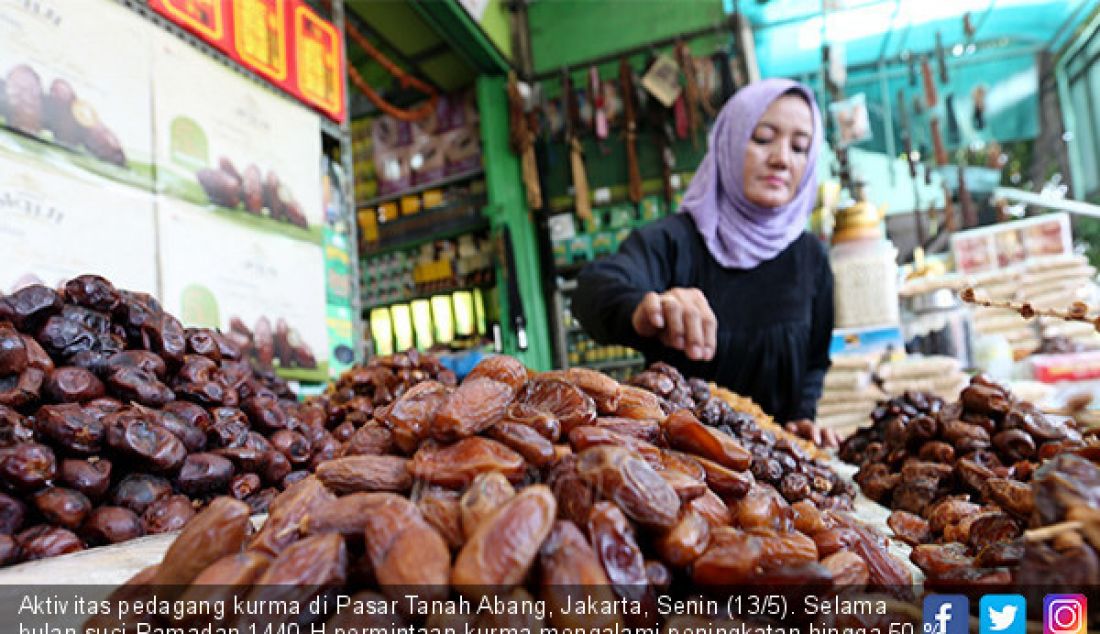 Aktivitas pedagang kurma di Pasar Tanah Abang, Jakarta, Senin (13/5). Selama bulan suci Ramadan 1440 H permintaan kurma mengalami peningkatan hingga 50 % dibandingkan bulan biasa. - JPNN.com