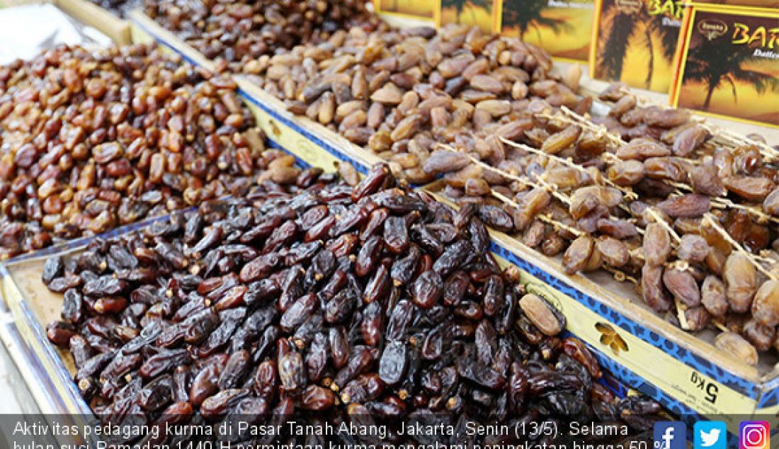 Aktivitas pedagang kurma di Pasar Tanah Abang, Jakarta, Senin (13/5). Selama bulan suci Ramadan 1440 H permintaan kurma mengalami peningkatan hingga 50 % dibandingkan bulan biasa. - JPNN.com