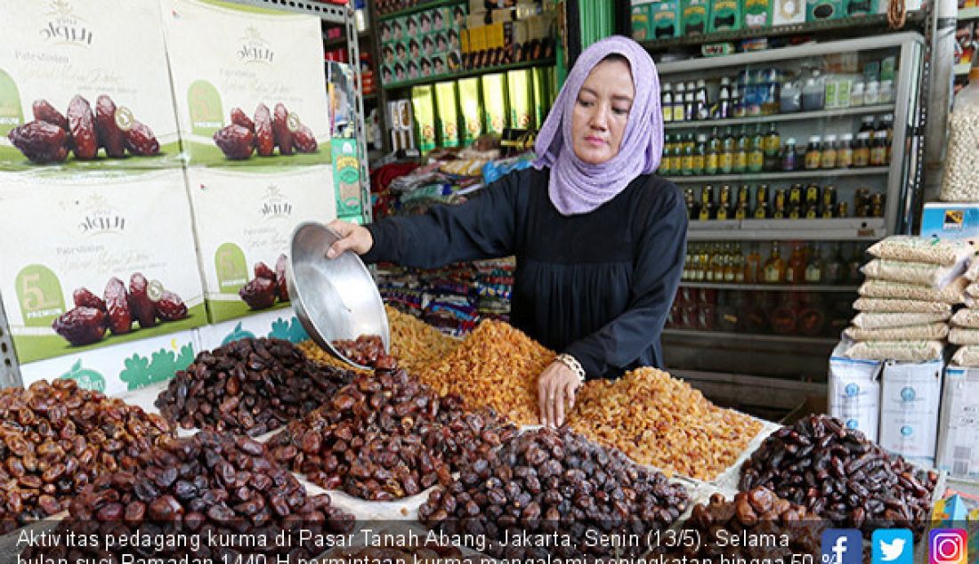 Aktivitas pedagang kurma di Pasar Tanah Abang, Jakarta, Senin (13/5). Selama bulan suci Ramadan 1440 H permintaan kurma mengalami peningkatan hingga 50 % dibandingkan bulan biasa. - JPNN.com