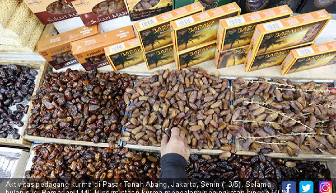 Aktivitas pedagang kurma di Pasar Tanah Abang, Jakarta, Senin (13/5). Selama bulan suci Ramadan 1440 H permintaan kurma mengalami peningkatan hingga 50 % dibandingkan bulan biasa. - JPNN.com