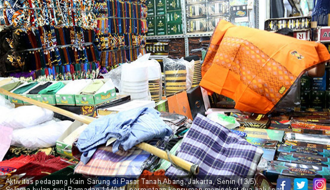Aktivitas pedagang Kain Sarung di Pasar Tanah Abang, Jakarta, Senin (13/5). Selama bulan suci Ramadan 1440 H, permintaan konsumen meningkat dua kali lipat dari bulan biasanya. - JPNN.com