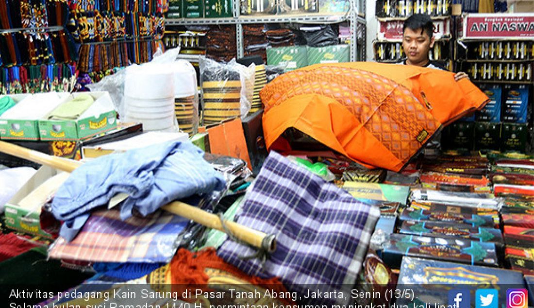 Aktivitas pedagang Kain Sarung di Pasar Tanah Abang, Jakarta, Senin (13/5). Selama bulan suci Ramadan 1440 H, permintaan konsumen meningkat dua kali lipat dari bulan biasanya. - JPNN.com