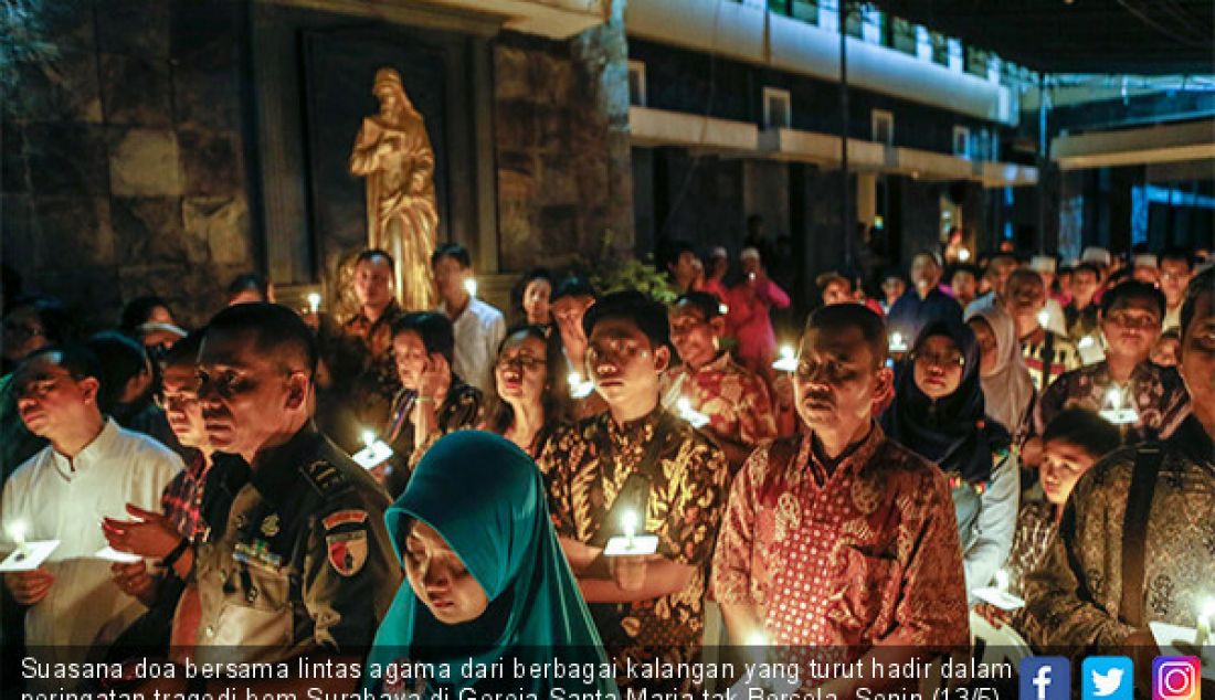 Suasana doa bersama lintas agama dari berbagai kalangan yang turut hadir dalam peringatan tragedi bom Surabaya di Gereja Santa Maria tak Bercela, Senin (13/5). - JPNN.com