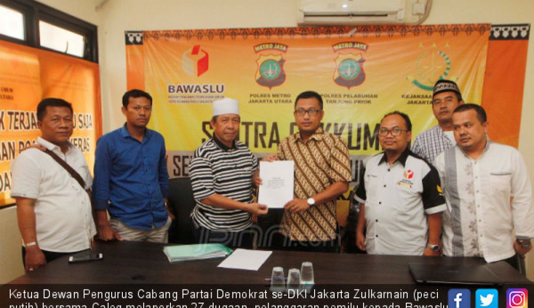 Ketua Dewan Pengurus Cabang Partai Demokrat se-DKI Jakarta Zulkarnain (peci putih) bersama Caleg melaporkan 27 dugaan pelanggaran pemilu kepada Bawaslu Jakarta Utara, Jakarta, Rabu (15/5). - JPNN.com