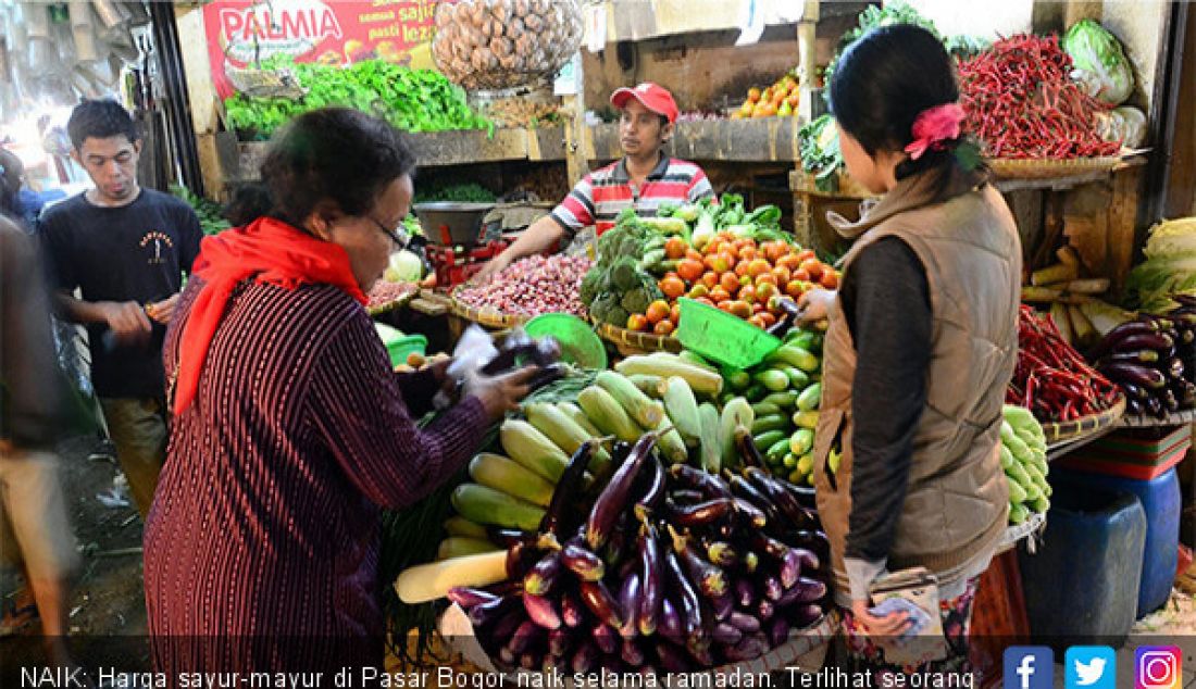 NAIK: Harga sayur-mayur di Pasar Bogor naik selama ramadan. Terlihat seorang pembeli sedang menawar di Pasar Bogor, Selasa (14/5). - JPNN.com
