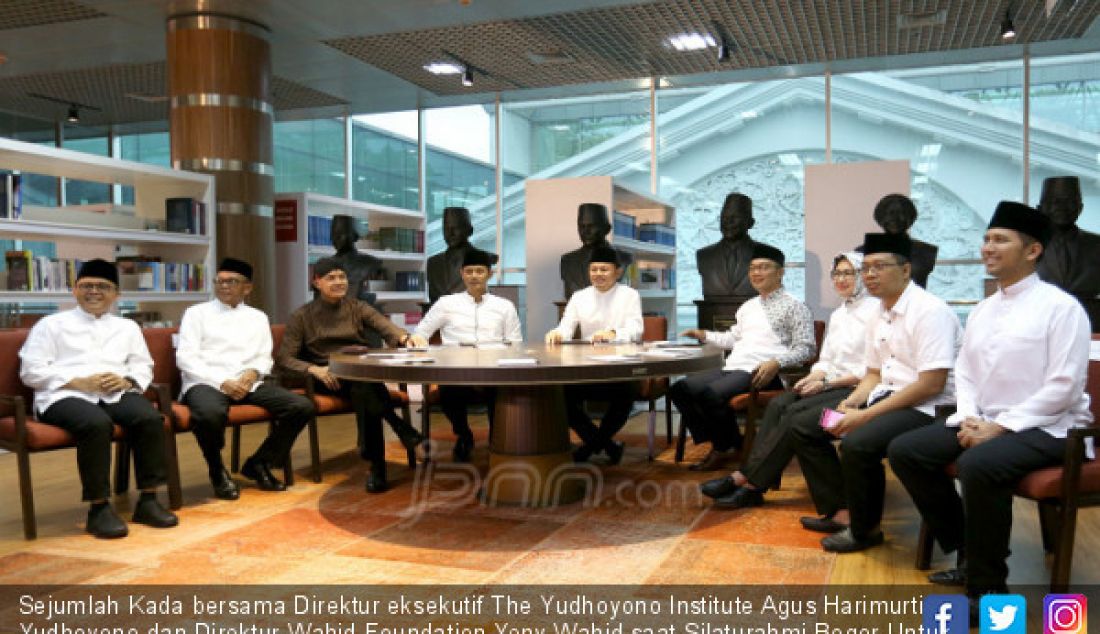 Sejumlah Kada bersama Direktur eksekutif The Yudhoyono Institute Agus Harimurti Yudhoyono dan Direktur Wahid Foundation Yeny Wahid saat Silaturahmi Bogor Untuk Indonesia di Museum Kepresidenan Balai Kirti, Bogor, Rabu (15/5). - JPNN.com