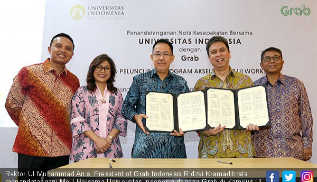 Rektor UI Muhammad Anis, President of Grab Indonesia Ridzki Kramadibrata menandatangani MoU Bersama Universitas Indonesia dengan Grab di Kampus UI, Depok, Kamis (16/5). - JPNN.com