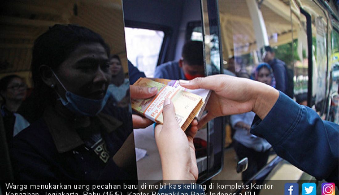 Warga menukarkan uang pecahan baru di mobil kas keliling di kompleks Kantor Kepatihan, Jogjakarta, Rabu (15/5). Kantor Perwakilan Bank Indonesia DIJ menyelenggarakan penukaran uang pecahan baru mulai 13-29 Mei 2019 mendatang. - JPNN.com