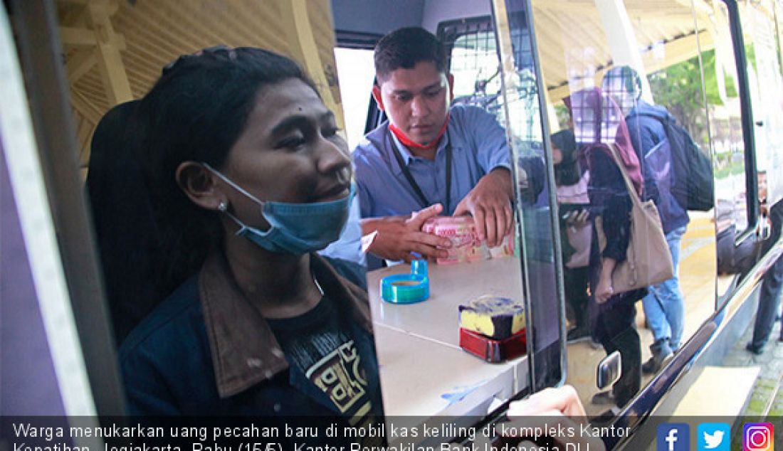 Warga menukarkan uang pecahan baru di mobil kas keliling di kompleks Kantor Kepatihan, Jogjakarta, Rabu (15/5). Kantor Perwakilan Bank Indonesia DIJ menyelenggarakan penukaran uang pecahan baru mulai 13-29 Mei 2019 mendatang. - JPNN.com