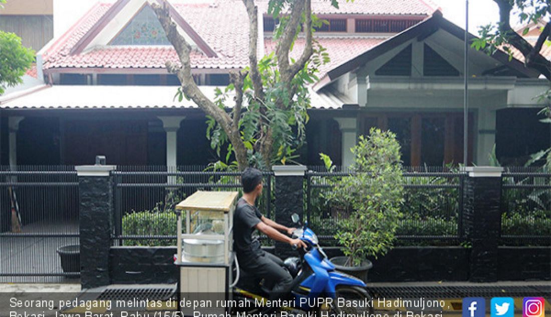 Seorang pedagang melintas di depan rumah Menteri PUPR Basuki Hadimuljono, Bekasi, Jawa Barat, Rabu (15/5). Rumah Menteri Basuki Hadimuljono di Bekasi masuk jalur pembangunan tol Bekasi–Cawang–Kampung Melayu (Becakayu). - JPNN.com