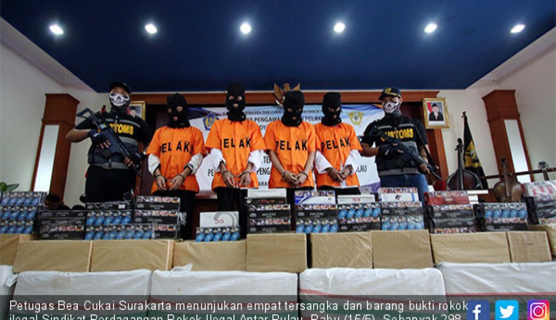 Petugas Bea Cukai Surakarta menunjukan empat tersangka dan barang bukti rokok ilegal Sindikat Perdagangan Rokok Ilegal Antar Pulau, Rabu (15/5). Sebanyak 298 koli (338.000 bungkus) diamankan dari gudang di Sukoharj0. - JPNN.com