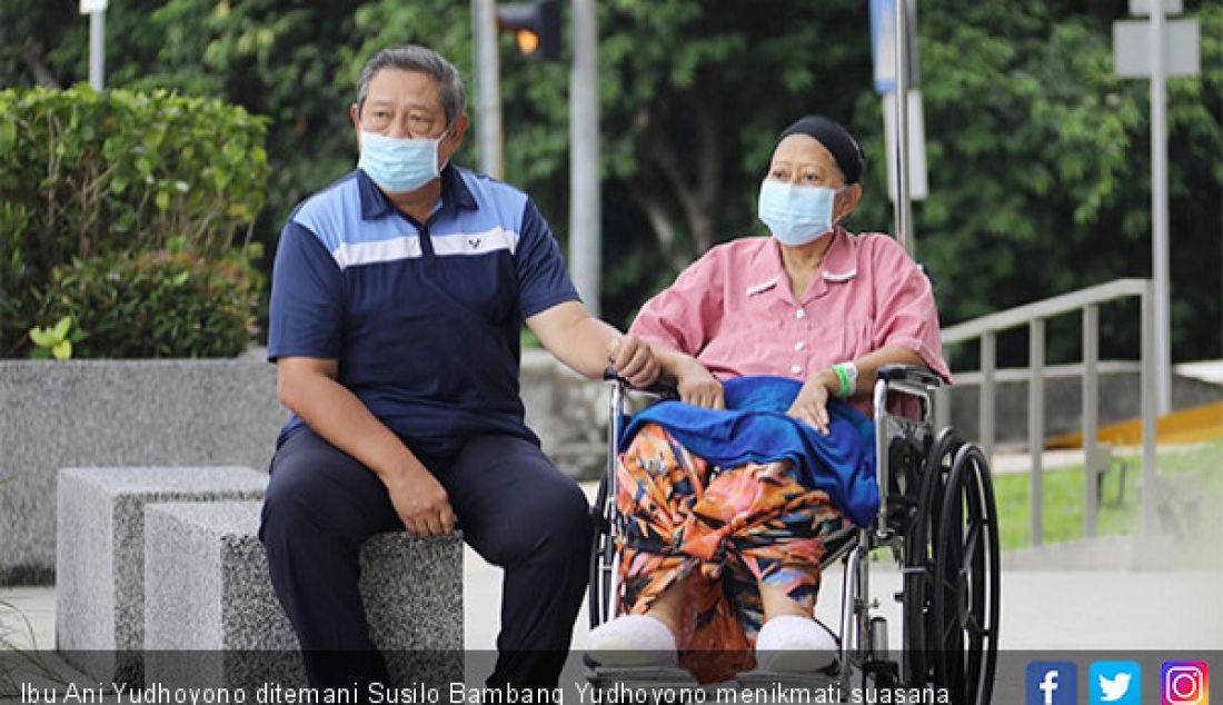 Ibu Ani Yudhoyono ditemani Susilo Bambang Yudhoyono menikmati suasana diperbolehkan keluar dari ruang Isolasi. - JPNN.com