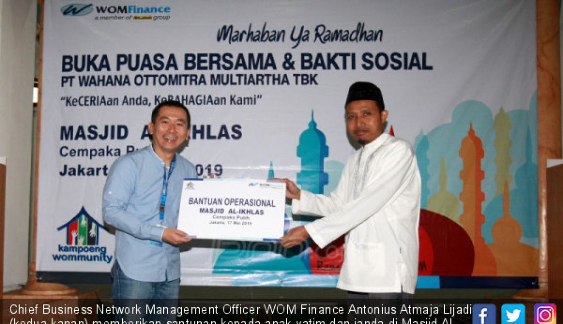 Chief Business Network Management Officer WOM Finance Antonius Atmaja Lijadi (kedua kanan) memberikan santunan kepada anak yatim dan janda di Masjid Al Ikhlash, Sumur Batu, Jakarta, Jumat (17/5). - JPNN.com