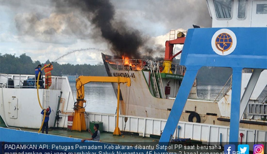 PADAMKAN API: Petugas Pemadam Kebakaran dibantu Satpol PP saat berusaha memadamkan api yang membakar Sabuk Nusantara 45 bersama 2 kapal pengangkut BBM di Pelabuhan Kondap Kelapa Lima, Merauke, Kamis (16/5) siang. - JPNN.com