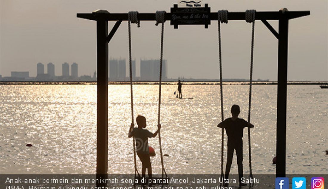 Anak-anak bermain dan menikmati senja di pantai Ancol, Jakarta Utara, Sabtu (18/5). Bermain di pinggir pantai seperti ini, menjadi salah satu pilihan masyarakat sekitar untuk menunggu waktu berbuka puasa. - JPNN.com