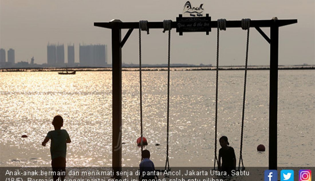 Anak-anak bermain dan menikmati senja di pantai Ancol, Jakarta Utara, Sabtu (18/5). Bermain di pinggir pantai seperti ini, menjadi salah satu pilihan masyarakat sekitar untuk menunggu waktu berbuka puasa. - JPNN.com