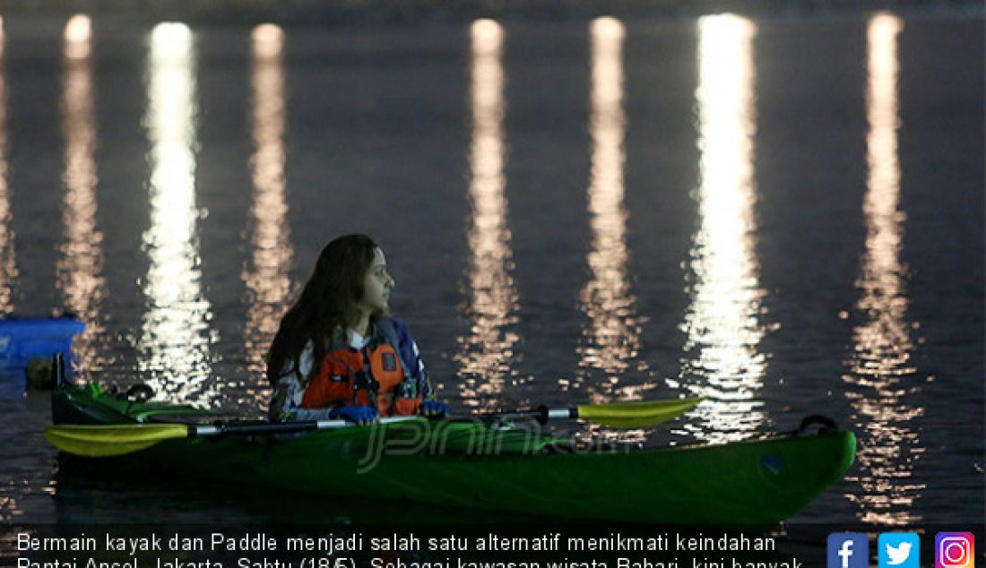 Bermain kayak dan Paddle menjadi salah satu alternatif menikmati keindahan Pantai Ancol, Jakarta, Sabtu (18/5). Sebagai kawasan wisata Bahari, kini banyak cara yang dapat dilakukan masyarakat di Ancol untuk menikmatinya. - JPNN.com