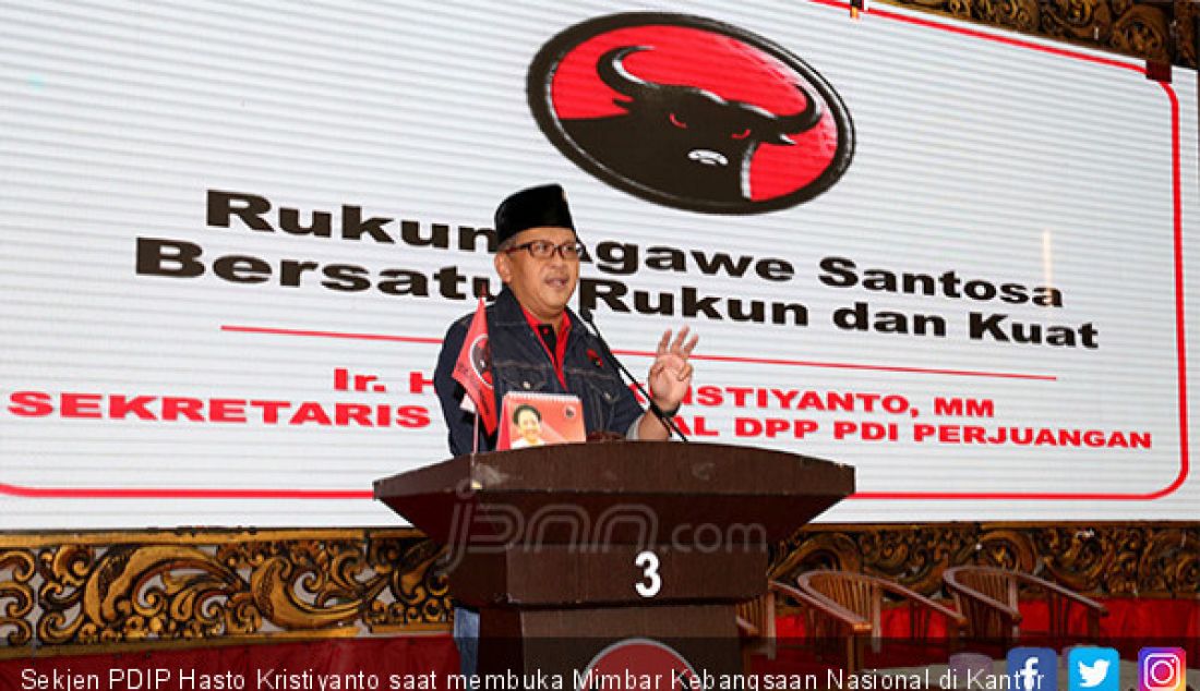 Sekjen PDIP Hasto Kristiyanto saat membuka Mimbar Kebangsaan Nasional di Kantor PDIP, Jakarta, Senin (20/5). - JPNN.com