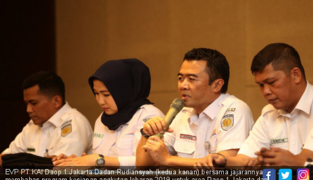 EVP PT KAI Daop 1 Jakarta Dadan Rudiansyah (kedua kanan) bersama jajarannya membahas program kesiapan angkutan lebaran 2019 untuk area Daop 1 Jakarta dan Realisasi Pemesanan Tempat Duduk KA Jarak Jauh, Jakarta, Senin (20/5). Daop 1 menambahkan fasilitas bagi penumpang di Stasiun Pasar Senen dan Gambir. - JPNN.com