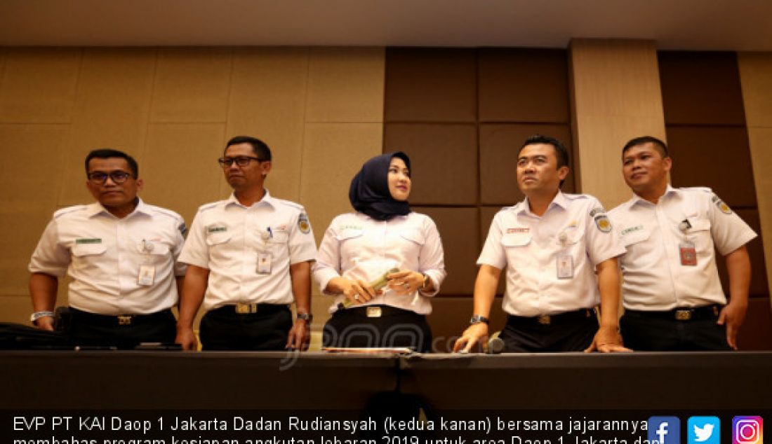 EVP PT KAI Daop 1 Jakarta Dadan Rudiansyah (kedua kanan) bersama jajarannya membahas program kesiapan angkutan lebaran 2019 untuk area Daop 1 Jakarta dan Realisasi Pemesanan Tempat Duduk KA Jarak Jauh, Jakarta, Senin (20/5). Daop 1 menambahkan fasilitas bagi penumpang di Stasiun Pasar Senen dan Gambir. - JPNN.com