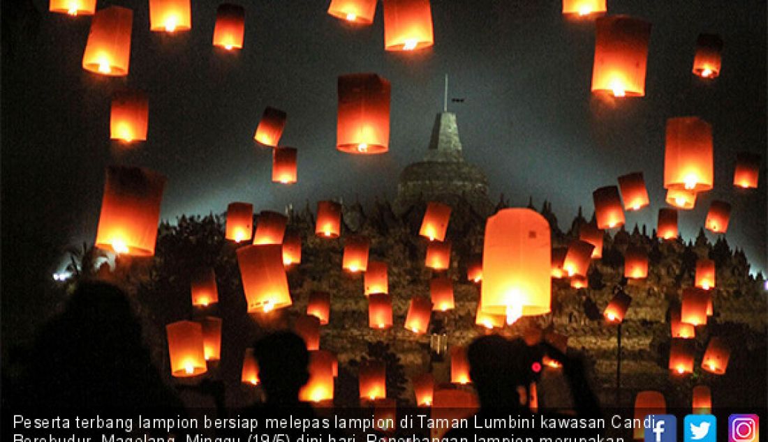 Peserta terbang lampion bersiap melepas lampion di Taman Lumbini kawasan Candi Borobudur, Magelang, Minggu (19/5) dini hari. Penerbangan lampion merupakan rangkaian prosesi waisak seagai simbol perdamaian. - JPNN.com