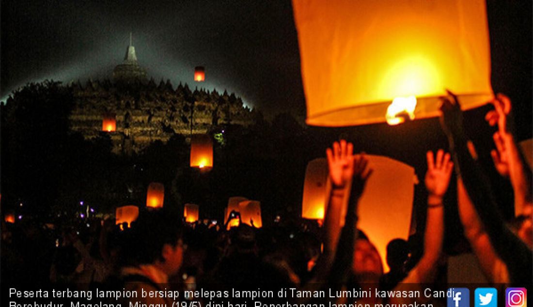 Peserta terbang lampion bersiap melepas lampion di Taman Lumbini kawasan Candi Borobudur, Magelang, Minggu (19/5) dini hari. Penerbangan lampion merupakan rangkaian prosesi waisak seagai simbol perdamaian. - JPNN.com