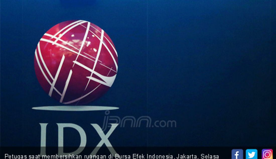 Petugas saat membersihkan ruangan di Bursa Efek Indonesia, Jakarta, Selasa (21/5). - JPNN.com
