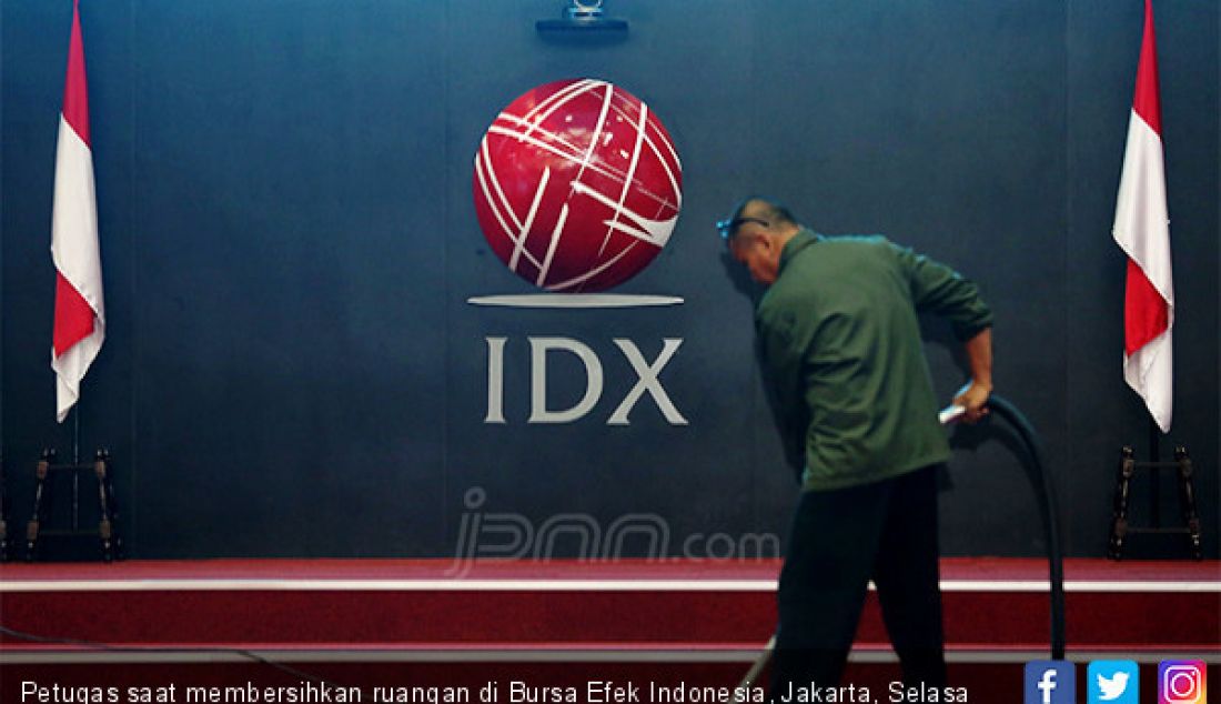 Petugas saat membersihkan ruangan di Bursa Efek Indonesia, Jakarta, Selasa (21/5). - JPNN.com