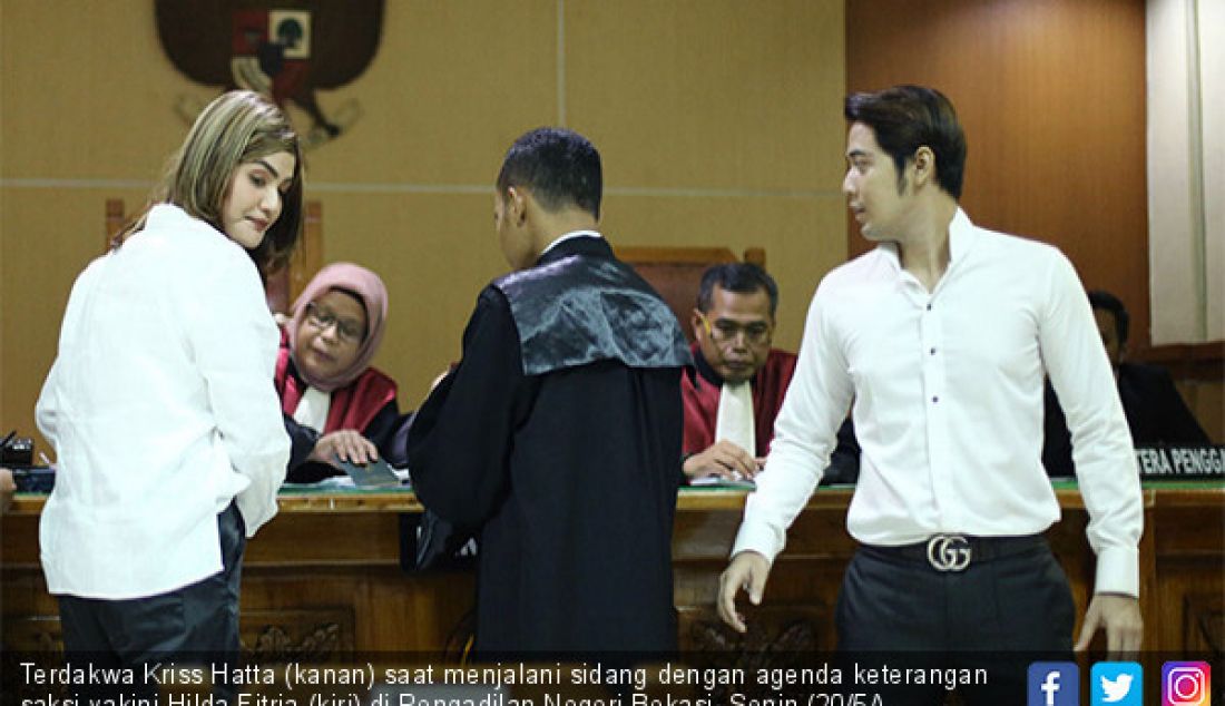 Terdakwa Kriss Hatta (kanan) saat menjalani sidang dengan agenda keterangan saksi yakini Hilda Fitria (kiri) di Pengadilan Negeri Bekasi, Senin (20/5/). - JPNN.com